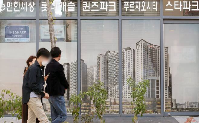 지난 27일 부동산 플랫폼 다방을 운영하는 스테이션3가 국토교통부 실거래가 자료를 분석한 결과 서울과 경기 오피스텔 매매건수는 올해 초부터 9월 24일까지 총 2만 8273건으로 집계됐다. 이는 지난해 같은 기간보다 48% 증가한 수치다. 28일 오후 경기도 하남시 주거용 오피스텔 밀집 지역의 한 공인중개사사무소에서 오피스텔 광고가 붙어있다. 2021.10.28. /뉴시스