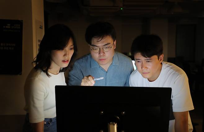 아마존웹서비스(AWS)의 마케터였던 홍제연씨(왼쪽), 배우로 일했던 고명우씨(오른쪽)는 코딩 교육 스타트업 '코드스테이츠'의 교육 프로그램을 이수한 뒤, 현재는 국내 스타트업에서 개발자로 일한다. 김인기 코드스테이츠 대표(가운데)는 "커리어 전환에 성공하고, 꿈을 이루는 사례가 하나 둘씩 나올 때마다 정말 뿌듯하다"고 말했다.  /오종찬 기자