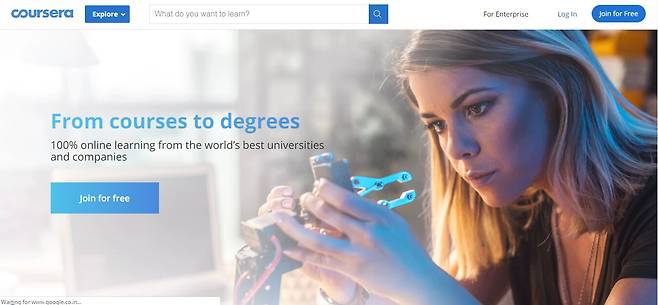 코세라엔 '인공지능(AI)의 대가' 앤드류 응 스탠퍼드대 교수의 머신러닝 강의, '노벨경제학상 수상자' 로버트 실러 예일대 교수의 재무학 강의 등이 무료로 공개돼 있다. 코로나 사태로 '온라인 독학' 수요가 늘면서 지난 3월 이후 코세라의 수강신청 건수는 440% 증가한 5000만건에 달한다. /코세라