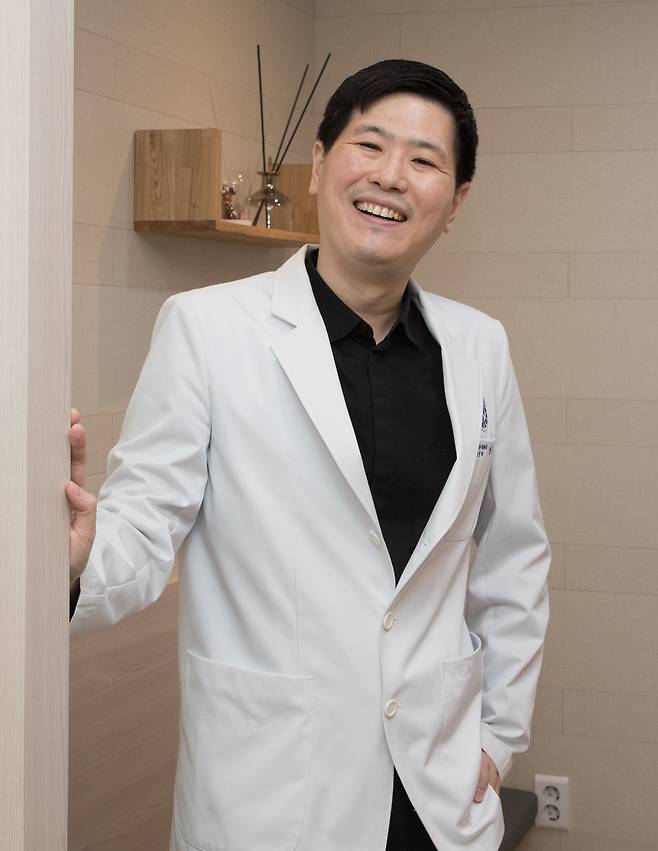 박종석(40) 정신과 전문의가 지난 1일 서울 구로구 자신의 병원에서 한때 주식으로 거액을 잃고 공황장애를 겪었던 경험을 설명하고 있다. /고운호 기자