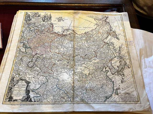 헝가리 국가기록원이 선물한 1730년 독일에서 제작된 고지도. 한반도 동쪽 바다를 우리식 표기를 따 '소동해'로 기록했다. 탁현민 청와대 의전비서관 페이스북 캡처