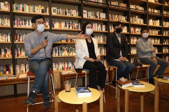 지난해 9월 ‘조국흑서’로 불리는 ‘한번도 경험해보지 못한 나라’의 저자 진중권 전 교수, 권경애 변호사, 서민 단국대 의대 교수, 김경율 회계사가 간담회를 하고 있는 모습. 뉴스1