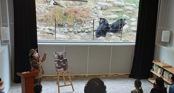 구례 반달가슴곰 생태학습장. 반달가슴곰을 직접 보면서 무료 해설을 들을 수 있다. 사진 국립공원공단