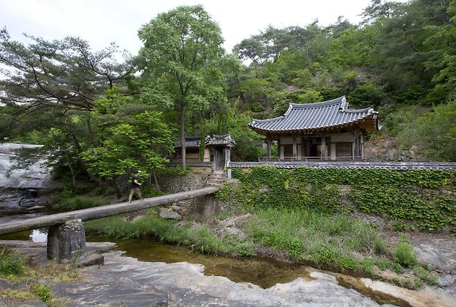 경북 안동 묵계서원 인근의 계곡에 있는 만휴정. 정자와 돌다리, 계곡이 어루어진 그림 같은 장소다. 중앙포토