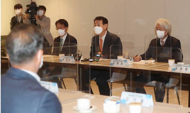 3일 중구 은행회관에서 열린 금융감독원장-금융지주회장 간담회에서 정은보 금감원장이 발언하고 있다.  연합뉴스 제공