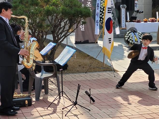 공윤팔 음악가족이 추모공연을 하고 있다.