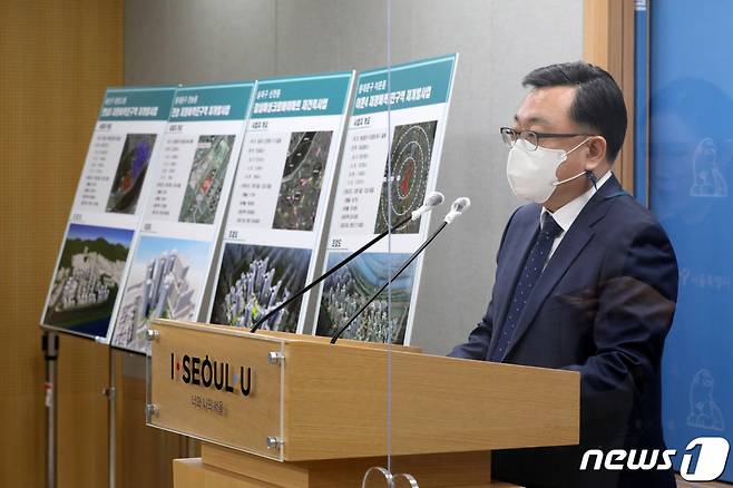 김성보 서울시 주택정책실장이 4일 오전 서울 중구 서울시청에서 주택공급 확대 및 부동산 시장 안정 도모 관련 브리핑을 하고 있다. /사진제공=뉴스1
