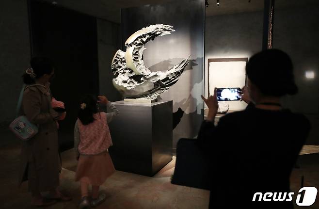 지난 3일 오후 경기도 용인시 처인구 호암미술관에서 열린 기획전 '야금: 위대한 지혜'에서 관객들이 박석원 작가의 '초토'를 관람하고 있다. 호암미술관 기획전 '야금: 위대한 지혜'는 오는 12월 12일까지 이어지는 이번 기획전은 총 4부로 나눠 국보 5점을 비롯해 총 45점을 선보인다. 야금은 강석의 채굴에서부터 금속을 추출, 정련하여 사용 목적에 적합한 형상으로 만드는 모든 과정을 포괄하는 뜻이다. /사진=뉴스1