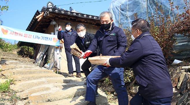 [곡성=뉴시스] 전남 곡성군은 겨울철이 다가옴에 따라 저소득층 가정에 장작 등을 제공하는 '사랑의 땔감 나누기 행사'를 시작한다고 4일 밝혔다. (사진=곡성군청 제공). photo@newsis.com *재판매 및 DB 금지