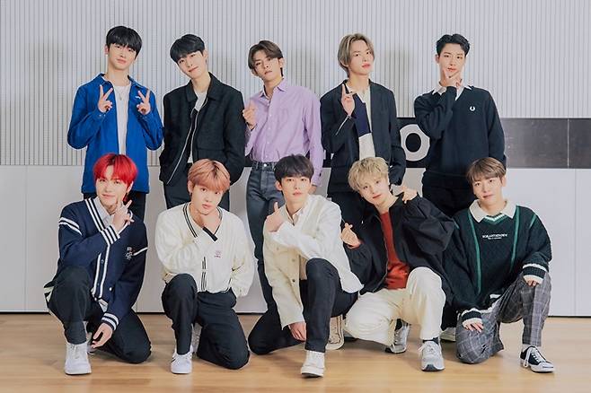 10인조 남성 아이돌 그룹 티오원. 뒷줄 왼쪽부터 지수, 제롬, 동건, 찬, 경호. 앞줄 왼쪽부터 재윤, 치훈, 제이유, 민수, 웅기. 웨이크원 제공