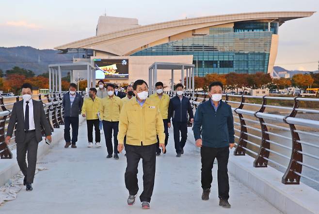 주낙영 경주시장이 형산강 공도교 건설현장을 찾아 공사 관계자들로부터 현황을 보고 받고 있다. 경주시 제공