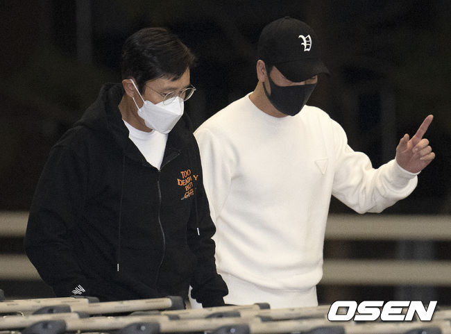 Actor Lee Byung-hun and Park Hae Soo left for the United States to attend the 2021 Art + Film Gala on the afternoon of the 4th.Actor Lee Byung-hun, Park Hae Soo heads to departure halls; 2021.11.04