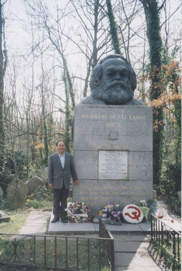 ▲2005년 국회 법사위 유럽 출장 중에 런던 북부 하이게이트 묘지에 있는 마르크스 무덤에 붉은 장미를 헌화. ⓒ노회찬재단