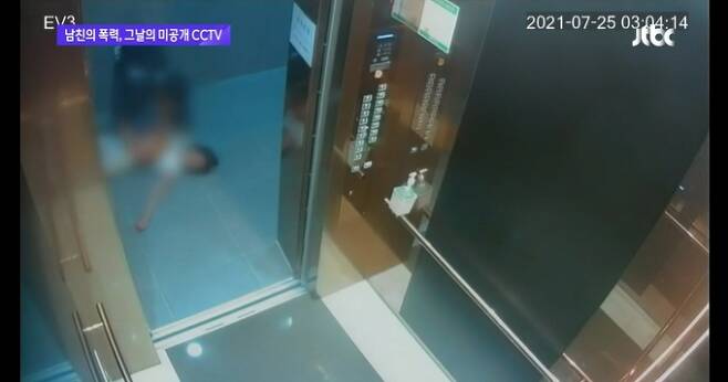 엘리베이터 인근 황씨가 누워있던 자리에는 핏자국이 선명하게 남았다. JTBC 방송화면 캡처