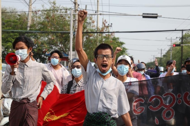 지난 4월 미얀마 만달레이에서 군부 쿠데타에 반대하는 시위를 벌이고 있는 시민들의 모습. EPA 연합뉴스