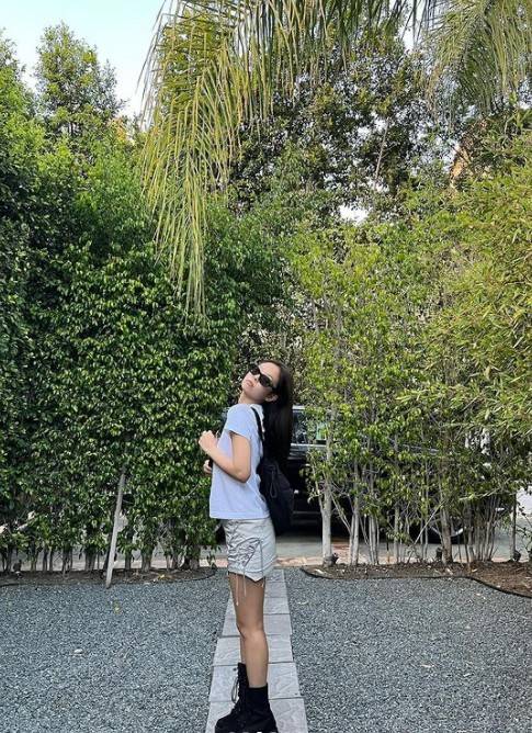 Jenny Kim of group BLACKPINK has revealed her relaxed routine.On the 4th, Jenny Kim posted several photos on her instagram.In the photo, Jenny Kim took various facial expressions and poses outdoors and told her recent situation.Jenny Kim showed off her chic charm with her expressionless face in sunglasses.Above all, a small face and a delicate body attracted peoples attention and impressed them.Meanwhile, Jenny Kim is actively communicating with fans through sns.