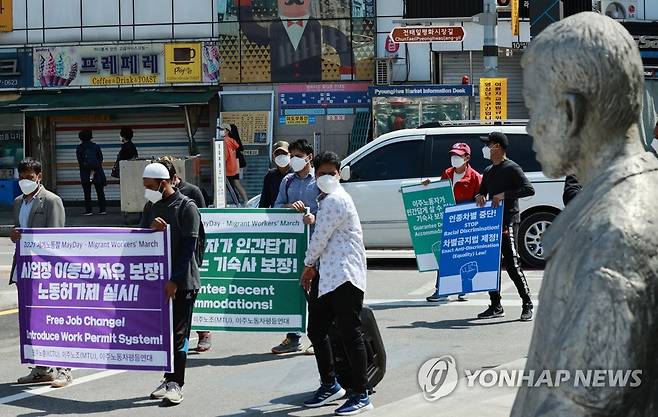 행진 펼치는 이주노동자 세계 노동절을 일주일 앞두고 4월 25일 오후 서울 청계천 버들다리(전태일다리) 에서 이주노동자들이 사업장 이동의 자유 보장 등을 요구하며 행진을 펼치고 있다. [연합뉴스 자료사진]