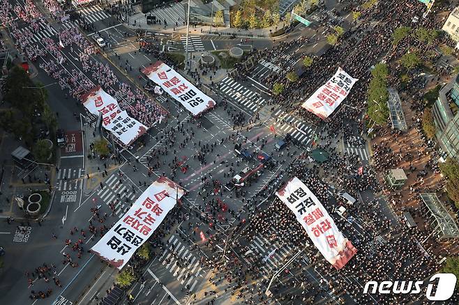 10.20 총파업에 돌입한 민주노총 조합원들이 20일 서울 서대문사거리에서 열린 대규모집회에서 비정규직 철폐 등 촉구하는 대형현수막을 들어보이고 있다. 2021.10.20/뉴스1 © News1 유승관 기자