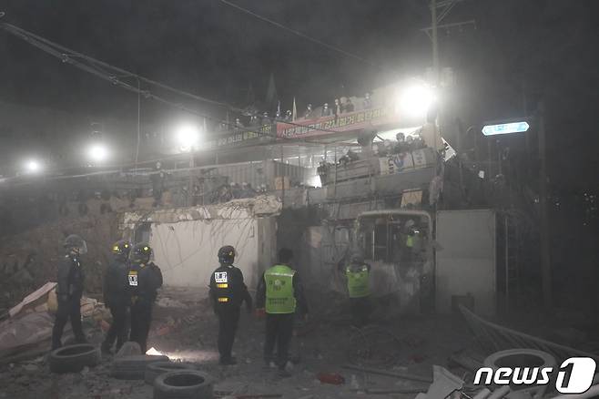 5일 오후 서울 성북구 사랑제일교회에서 5차 명도집행을 위해 집행인력이 내부로 진입하고 있다. 2021.11.5/뉴스1 © News1 임세영 기자