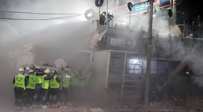 5일 성북구 사랑제일교회에서 5차 명도집행에 나선 서울북부지법 집행인력이 진입을 시도하고 있다. 사랑제일교회는 철거 문제로 재개발조합과 갈등을 빚어왔다. /연합뉴스