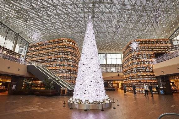 5일 서울 강남구 삼성동에 위치한 스타필드 코엑스몰의 별마당 도서관이 크리스마스를 앞두고 벨기에 Globall Concept사와 협업해 은빛으로 신비롭게 빛나는 높이 10m의 초대형 실버 트리를 전시했다. 신세계프라퍼티 제공.