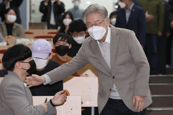 이재명 더불어민주당 대선 후보가 5일 오후 대구 북구 경북대학교 인문학 진흥관에서 열린 제20회 대선 후보 초청 강연회 '청년이 묻고 이재명이 답하다-경북대 학생들과의 대화'에 참석하며 학생들과 인사 나누고 있다. 2021.11.5/뉴스1 © News1 공정식 기자 /사진=뉴스1