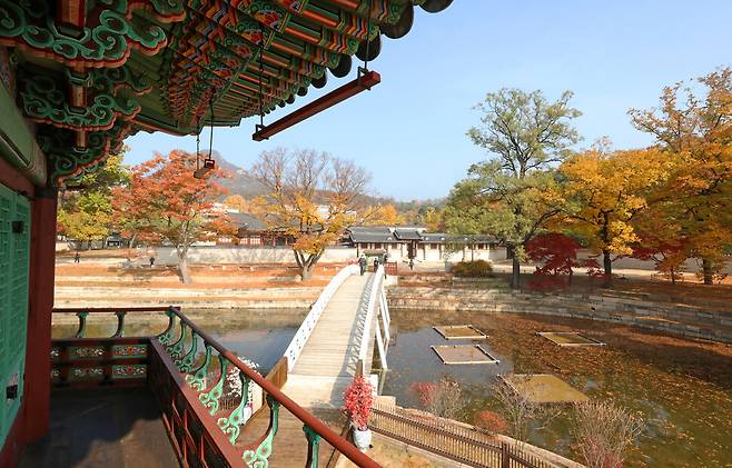 향원정 2층에서 바라본 취향교와 건천궁. 김혜윤 기자