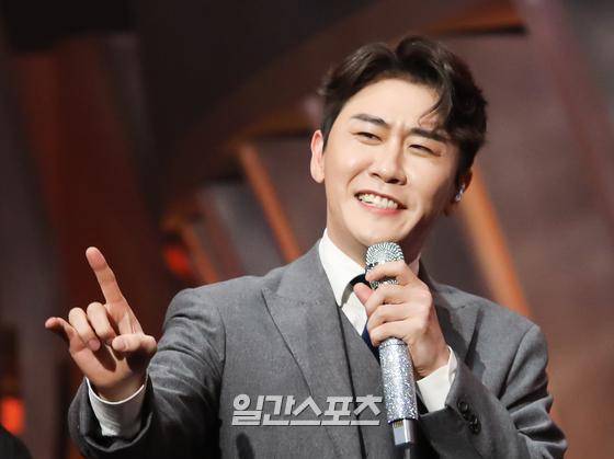 가수 영탁이 21일 오후 서울 마포구 상암동 MBC 공개홀에서 열린 제16회 서울 드라마어워즈 2021 시상식에 참석해 축하무대를 펼치고 있다. 사진=서울드라마어워즈 제공 2021.10.21