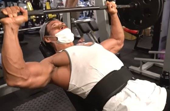 캐나다 유명 트레이너 그렉 듀셋이 김종국의 근육에 의혹을 제기했다. 인터넷 캡처