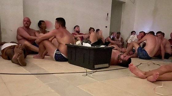 멕시코의 휴양지 칸쿤의 해변에서 총격사건이 발생해 관광객들이 호텔 내에 대피해 있는 모습. [폭스뉴스 캡처]