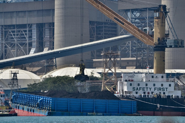 Primary commodity: Coal is discharged from a barge at the Suralaya coal-fired power plant in Cilegon, Banten, on Sept. 22. Coal producers are currently enjoying a rise in the price of the commodity as a result of pent-up demand.(AFP/Ronald Siagian)