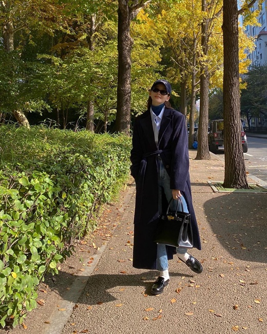 Kang Min-kyung, a member of the group Davichi, showed off his stylish side.Kang Min-kyung posted several photos on his instagram on the 5th with the article Are you back in the fall? I am good.The photo shows Kang Min-kyung enjoying a relaxed daily life in the clear autumn weather.Kang Min-kyung wore jeans in his shirt and matching a navy trench coat on top of it, completing a sensual autumn look.Kang Min-kyung also added chic charm with cap hat and sunglasses.On the other hand, the group Davichi, which Kang Min-kyung belongs to, released the digital single My First Love last month.