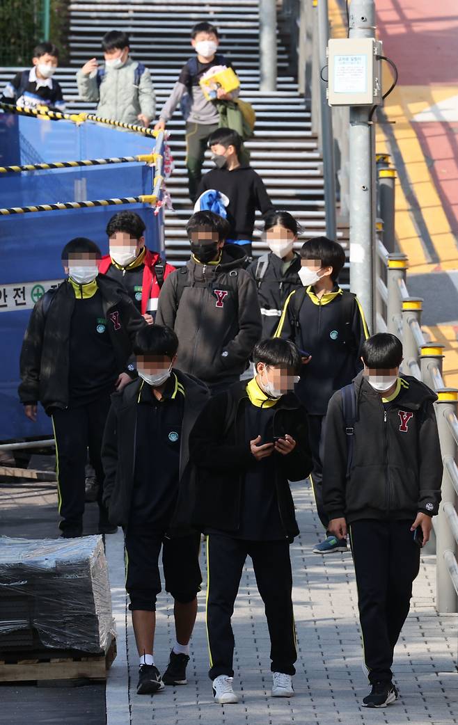 수도권을 포함한 전국의 유치원·초등·중·고등학교 학생들이 다음 달 22일부터 전면 등교한다. 지난 달 29일 오후 서울 시내 한 중학교 학생들이 하교하고 있다. [연합]