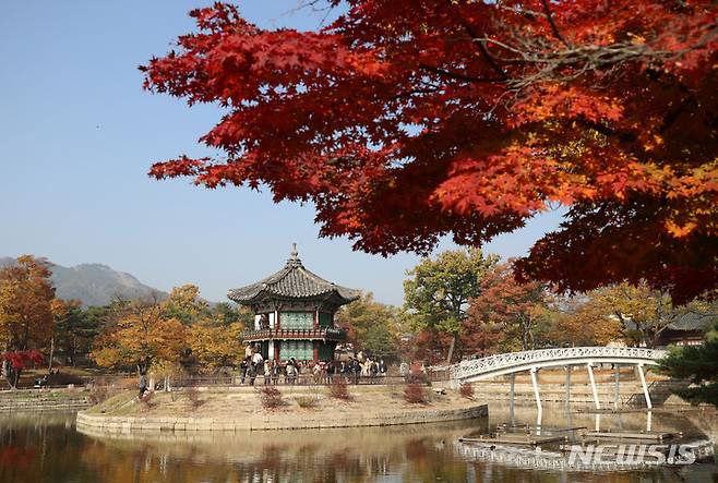 [서울=뉴시스] 박미소 기자 = 조선시대 왕과 왕비의 휴식처였던 향원정과 취향교 복원이 3년 만에 완료돼 언론에 공개됐다. 향원지 영역의 옛 사진을 분석해 변형·훼손된 절병통, 창호, 능화지, 외부 난간대 등을 복원했다. 내년 4월부터 특별관람 형태로 내부가 일반에 공개될 예정이다. 5일 오전 서울 종로구 경복궁에서 복원된 향원정과 취향교가 보이고 있다. 2021.11.05. misocamera@newsis.com