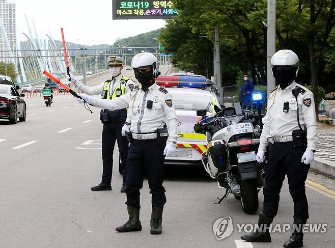 오토바이 불법행위 단속하는 경찰 (인천=연합뉴스) 김상연 기자 = 경찰이 9월 28일 인천시 연수구 송도국제도시 한 도로에서 이륜차(오토바이)의 불법 행위를 단속하고 있다. 2021.11.5 goodluck@yna.co.kr