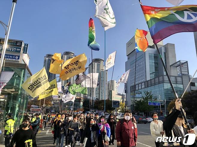 6일 오후 대구 중구 대중교통전용지구를 비롯한 도심에서 열린 제13회 대구퀴어문화축제 참가자들이 차별금지법 제정 등을 요구하며 퍼레이드를 하고 있다. 퀴어축제는 지난해 코로나19로 열리지 못해 대면 개최는 2년 만이다.. 2021.11.6/뉴스1 © News1 남승렬 기자