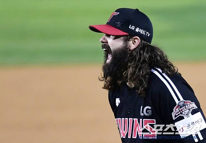 LG 선발 켈리가 포효하고 있다. 잠실=송정헌 기자 songs@sportschosun.com/2021.11.05/