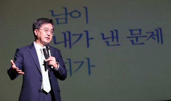 '새로운물결' 창당 절차를 밟고 있는 김동연 전 경제부총리가 2일 서울시 성북구 서경대학교에서 '유쾌한 반란'이란 주제로 모교 학생들을 대상으로 강연을 하고 있다. (사진 제공=연합뉴스)