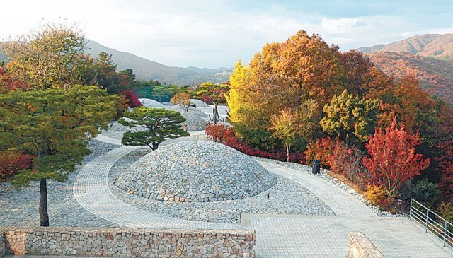 뮤지엄산의 야외에 조성한 조각품과 주변 단풍.