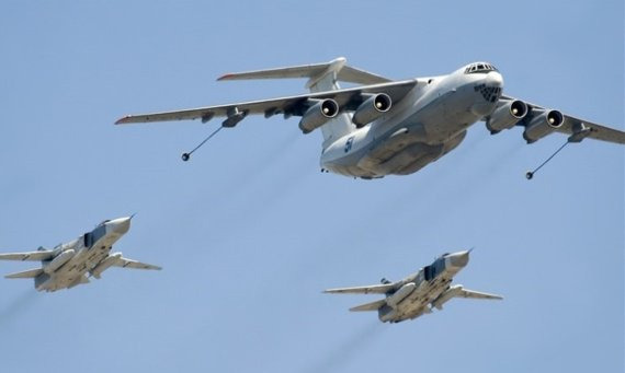 러시아 공군의 일류신 IL-78 공중급유기. IL-78T, IL-78M, IL-78ME, IL-78MKI, IL-78MP 버전이 있는데, IL-78T버전은 초기형으로 연료뿐만 아니라 화물도 적재가 가능하다. IL-78M는 수송기로서의 역할을 완전히 버리고 공중급유기의 역할만 수행한다. 1987년에 첫 시험비행에 들어갔다. IL-78ME는 IL-78M의 개량형이다. IL-78MKI는 인도 공군형으로서 이스라엘의 공중급유기 시스템을 적용시켰다. Su-30MKI를 8대 가량 급유가 가능하며 2003년 1월에 첫 비행을 했다. The IL-78MP은 The IL-78M 버전임에도 불구하고 화물이 적재 가능하다. ⦁길이 46.59m ⦁날개폭 50.50m ⦁높이 14.76m ⦁승무원 6명 ⦁자체중량 72톤 ⦁적재량 85.72톤 ⦁이륙최대중량 210톤 ⦁엔진 아비아드비가텔 D-30KP(추력 2만6500파운드) 4기 ⦁최고속도 850km/h ⦁항속거리 만재 상태 7,300km ⦁최대고도 1만2000m. 사진=러시아 공군