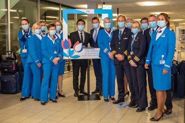 피터 앨버스(사각형 틀 안 오른쪽) KLM항공 최고경영자(CEO)와 정연두(사각형 틀 안 왼쪽) 주네덜란드 한국 대사가 1일(현지시간) 네덜란드 암스테르담 스키폴국제공항에서 열린 '한국-네덜란드 수교 60주년 기념행사'에 참석해 KLM 파일럿, 승무원들과 기념사진을 촬영하고 있다. KLM 제공