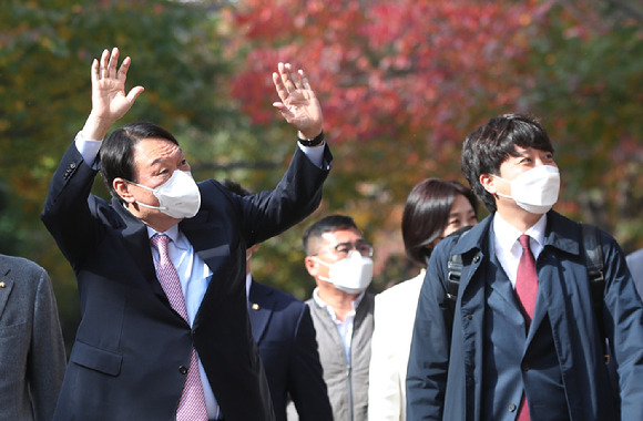 윤석열 국민의힘 대선후보와 이준석 국민의힘 대표가 6일 오후 서울 마포구의 한 음식점에서 열린 회동에 앞서 시민들에게 인사하고 있다. [사진=뉴시스]