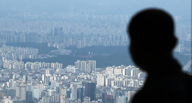 송파구 주택밀집지를 바라다 보는 시민 모습 [매경DB]