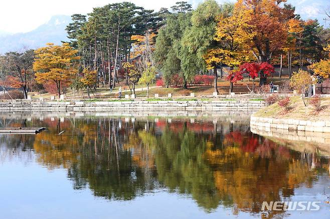 [서울=뉴시스] 박미소 기자 = 5일 오전 서울 종로구 경복궁 경내에서 시민들이 단풍을 즐기고 있다. 2021.11.05. misocamera@newsis.com