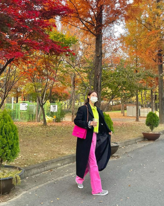 Seolhyun left a daily picture.On the 6th, Seolhyun posted daily photos through his instagram and attracted attention.Seolhyun wrote Autumn: In the public photo, Seolhyun enjoys a walk with coffee in one hand under a reddish-painted tree.I wore a black coat, but I finished the fashionista style with pink luxury bag and pink pants.On the other hand, Seolhyun is communicating with fans through YouTube channel Blind by Seolhyun.