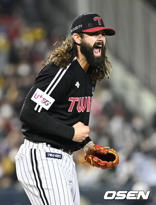 [OSEN=잠실, 이대선 기자] 5일 오후 서울 잠실야구장에서 '2021 신한은행 SOL KBO 리그' 포스트시즌 두산베어스와 LG 트윈스의 준플레이오프(준PO) 2차전이 진행됐다.  5회말 2사 1,2루에서 LG 켈리가 두산 페르난데스를 삼진으로 처리하고 환호하고 있다. 2021.11.05 /sunday@osen.co.kr