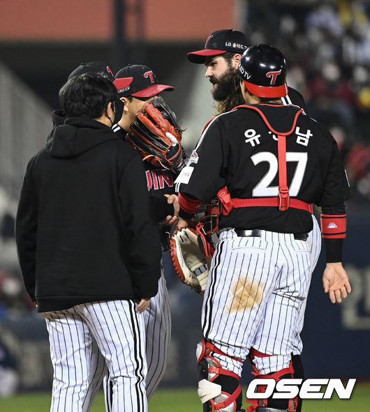 [OSEN=잠실, 이대선 기자] 5일 오후 서울 잠실야구장에서 '2021 신한은행 SOL KBO 리그' 포스트시즌 두산베어스와 LG 트윈스의 준플레이오프(준PO) 2차전이 진행됐다.  6회말 2사 1,2루에서 LG 켈리가 마운드를 내려가며 실책을 범한 김민성과 이야기를 나누고 있다. 2021.11.05 /sunday@osen.co.kr