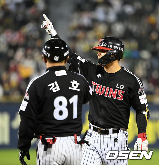 [OSEN=잠실, 이대선 기자] 5일 오후 서울 잠실야구장에서 '2021 신한은행 SOL KBO 리그' 포스트시즌 두산베어스와 LG 트윈스의 준플레이오프(준PO) 2차전이 진행됐다.  7회초 2사 1,3루에서 LG 김민성이 중전 적시타를 치고 환호하고 있다. 2021.11.05 /sunday@osen.co.kr