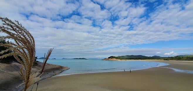 논드래미 해변은 명사십리해수욕장에 비하면 작지만 아기자기하다