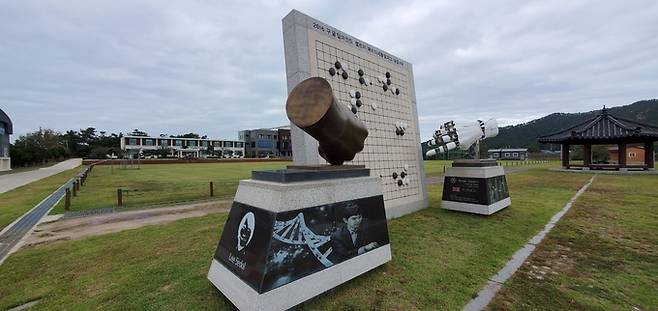 이세돌 기념관 앞에는 알파고와의 대전을 기념하는 조형물이 있다